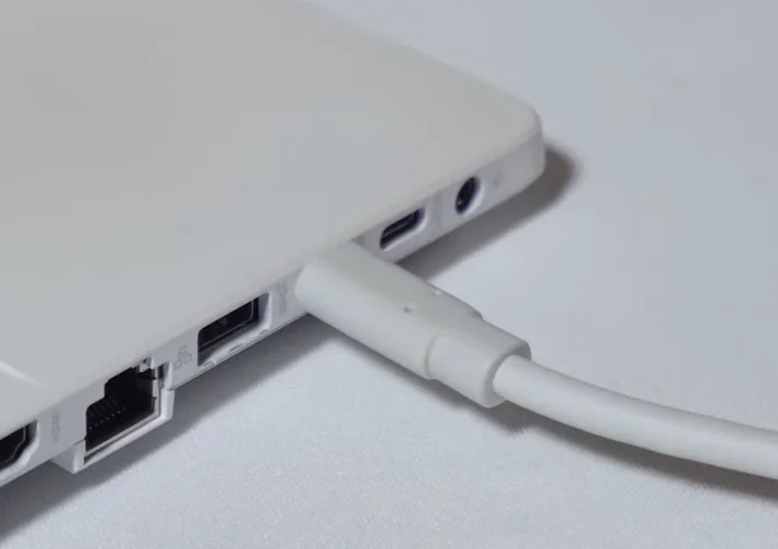 Кабель USB Type-C подключён к ноутбуку для работы сканера i700 Medit