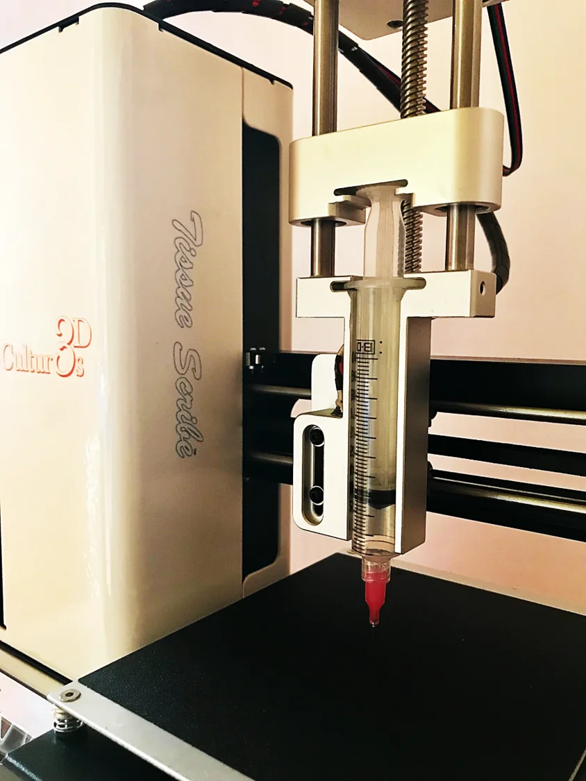 Печатающая головка биопринтера Tissue Scribe с шприцом крупным планом