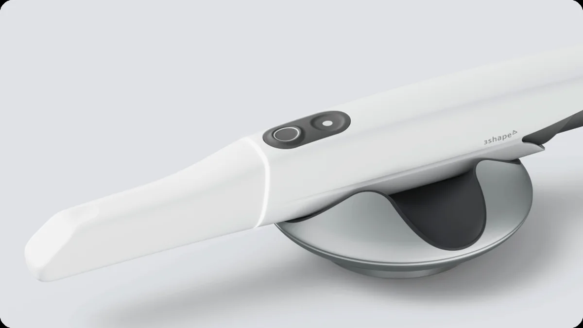 Сканер 3Shape TRIOS 5 Wireless лежит в подставке
