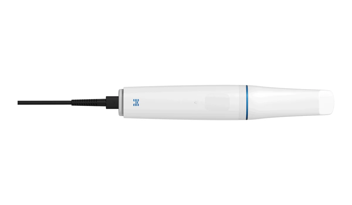 Интраоральный 3D-сканер i900 Medit сбоку с кабелем USB Type-C