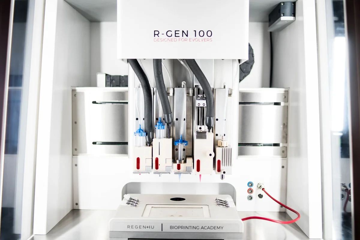 Рабочая зона биопринтера RegenHU R-GEN 100 в открытом корпусе