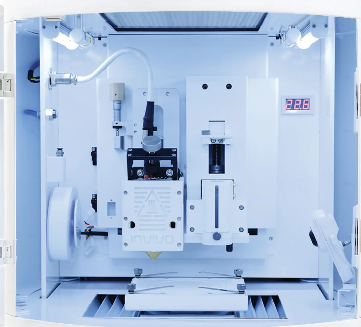 Внутри камеры Dr. INVIVO 4D2 видны дозаторы над столом печати