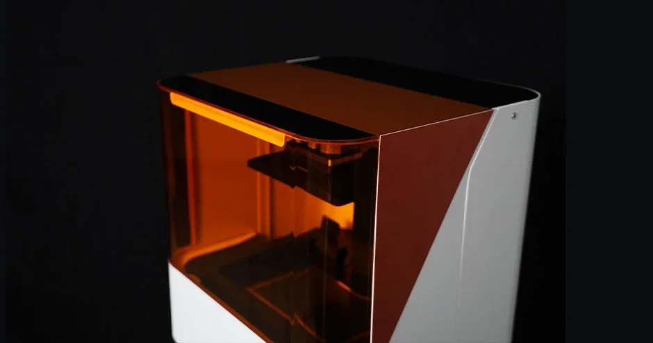 Рабочая камера фотополимерного 3D-принтера NextDent с оранжевой защитной крышкой