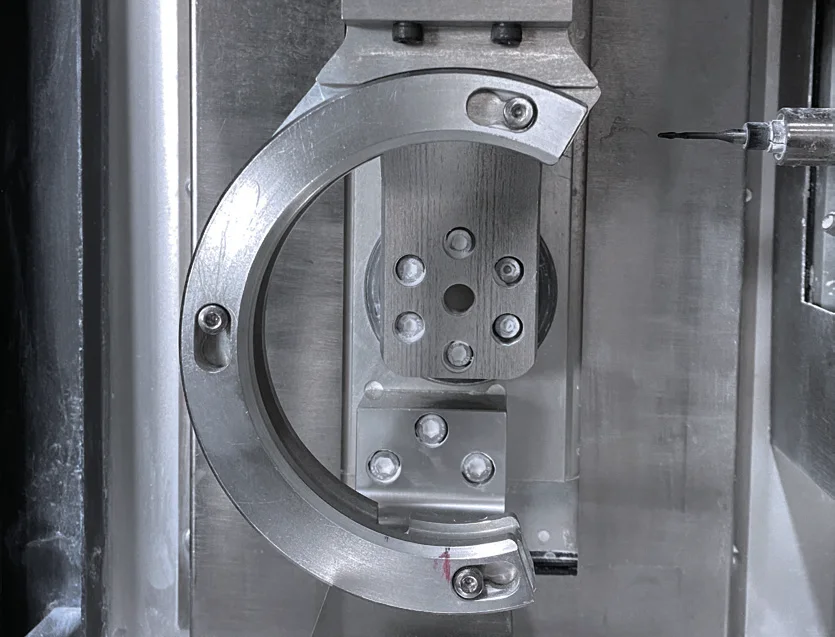 С-образный зажим заготовки внутри фрезерного станка X-Mill 500 Plus