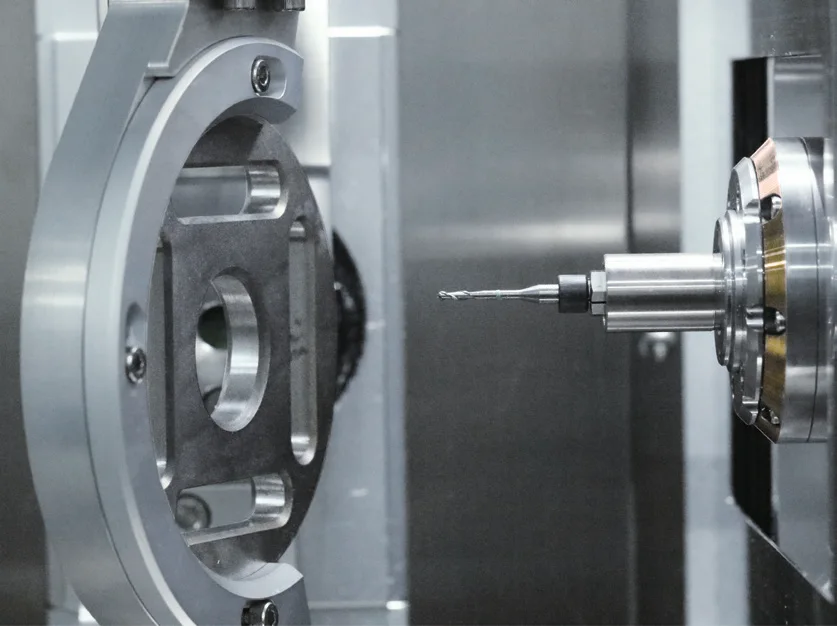 Шпиндель с фрезой и держатель заготовки при автокалибровке станка X-Mill 500 Plus