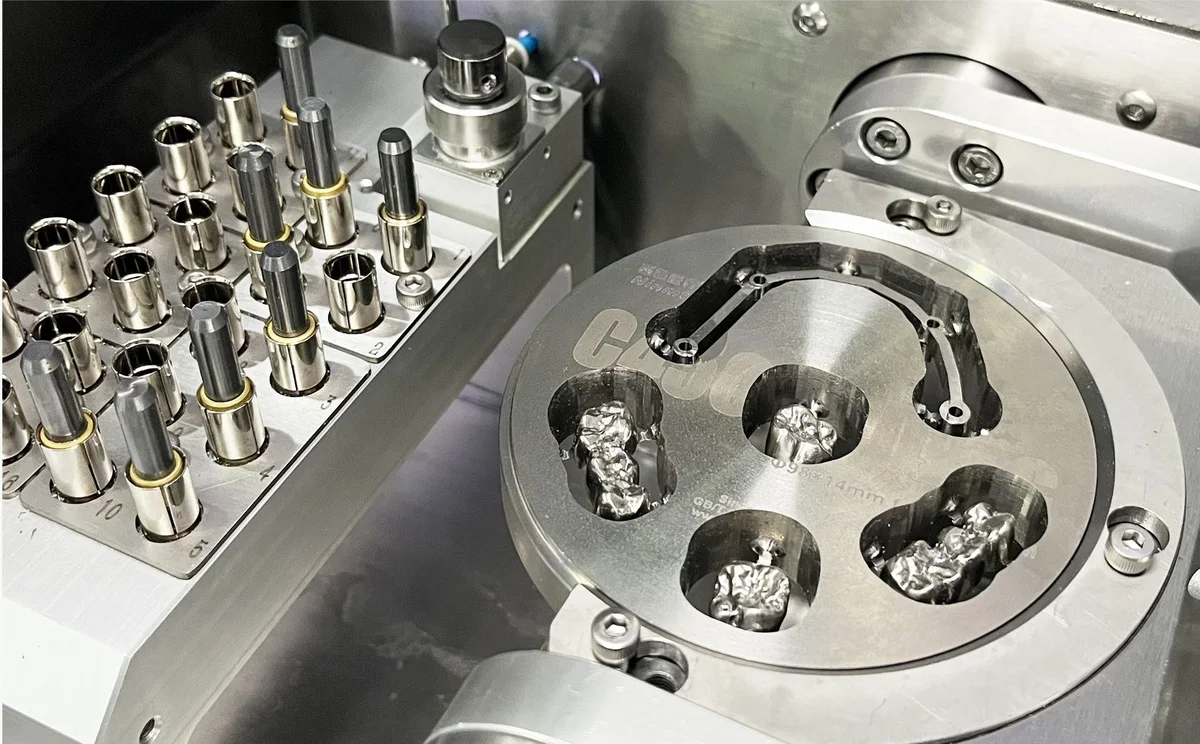 Магазин фрез и держатель заготовки с готовыми изделиями в станке X-Mill 630